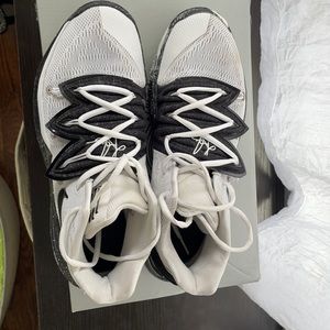 Nike Kyrie 5 Basketball Shoes Men’s Size 9.5